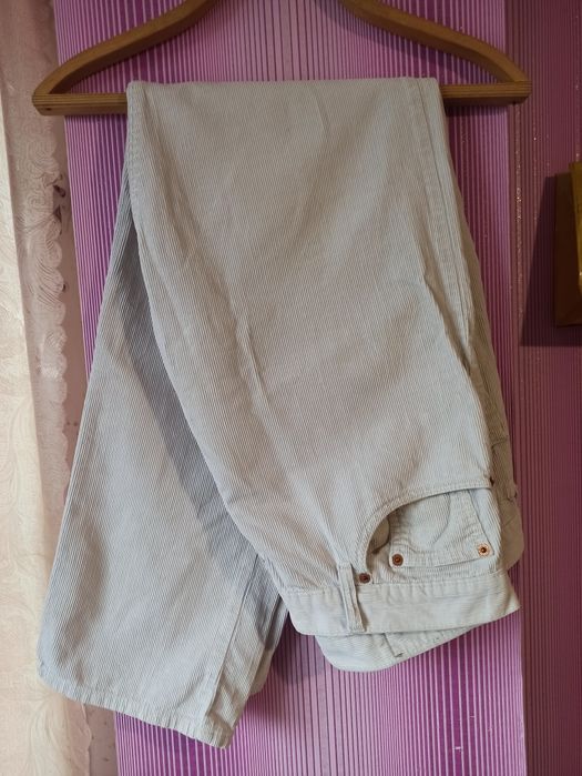 Вельветовые джинсы от фирмы Levi's 551