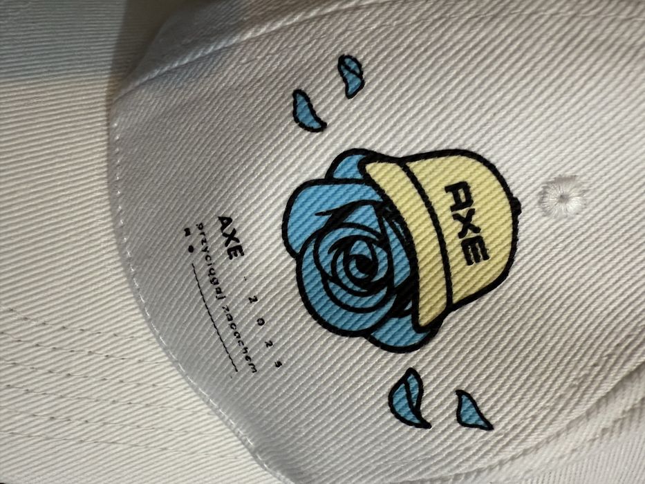 Biała czapeczka czapka z daszkiem Prosto merch Axe róże