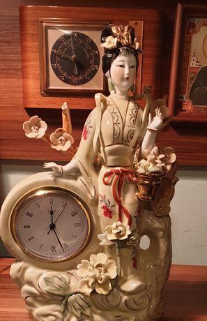 Porcelanowa figura gejszy z zegarem