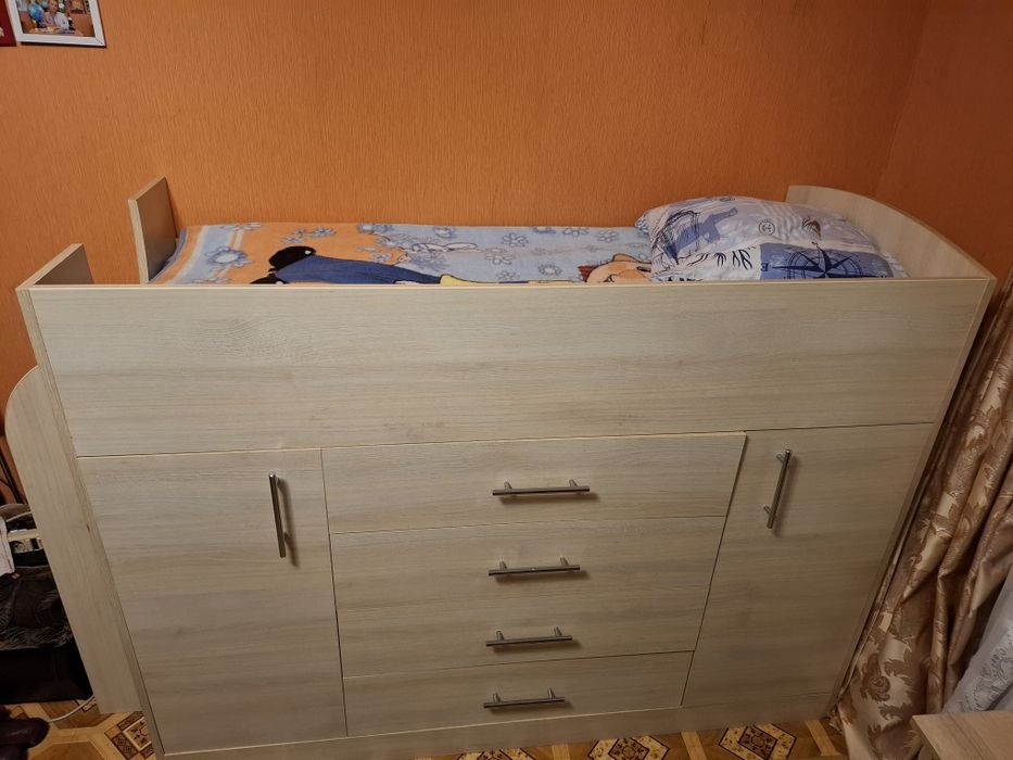 Продам ліжко з комодом та матросом на драбині.