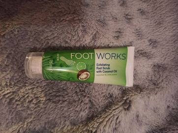 Avon Footworks - Peeling do stóp enzymatyczny - pomarańcza i cynamon