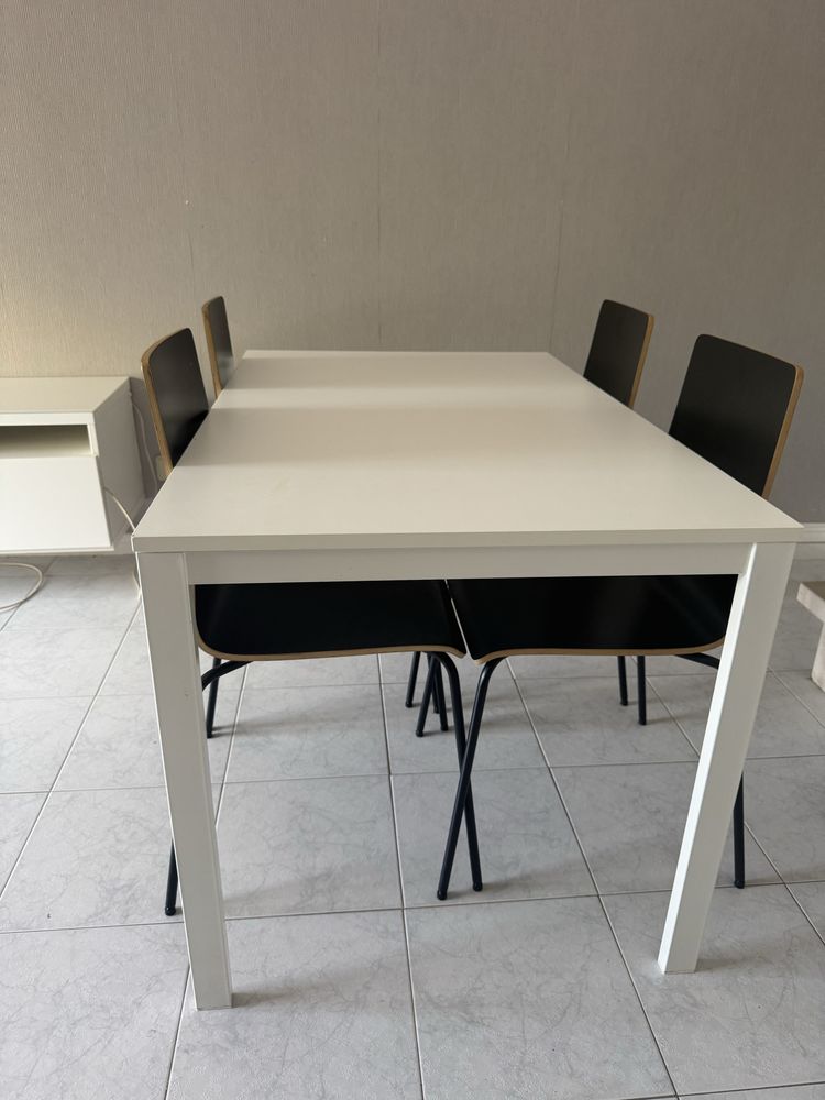 Mesa e quatro cadeiras