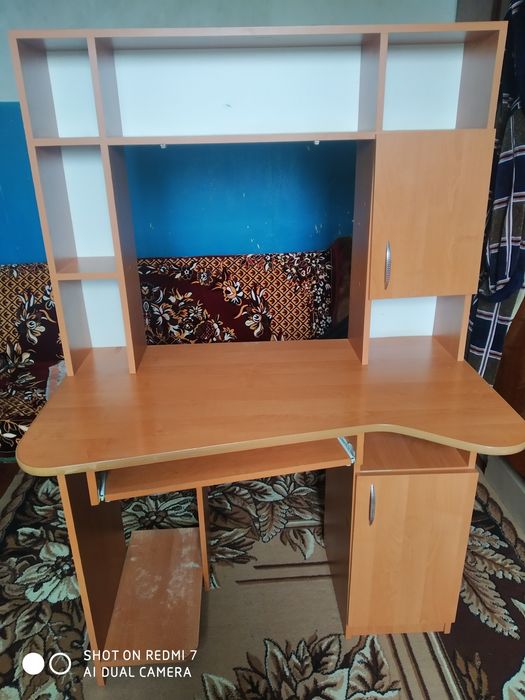 Компьютерный стол б/у.в хорошем состоянии