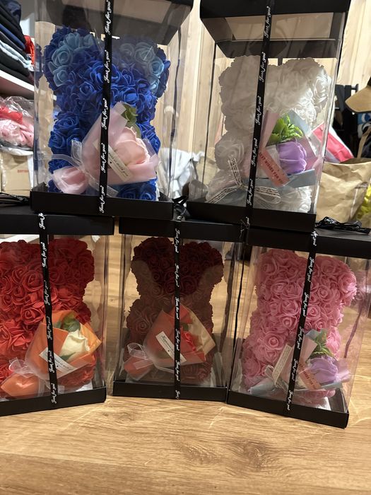 Miś z róż w pudelku prezentowym 25 cm