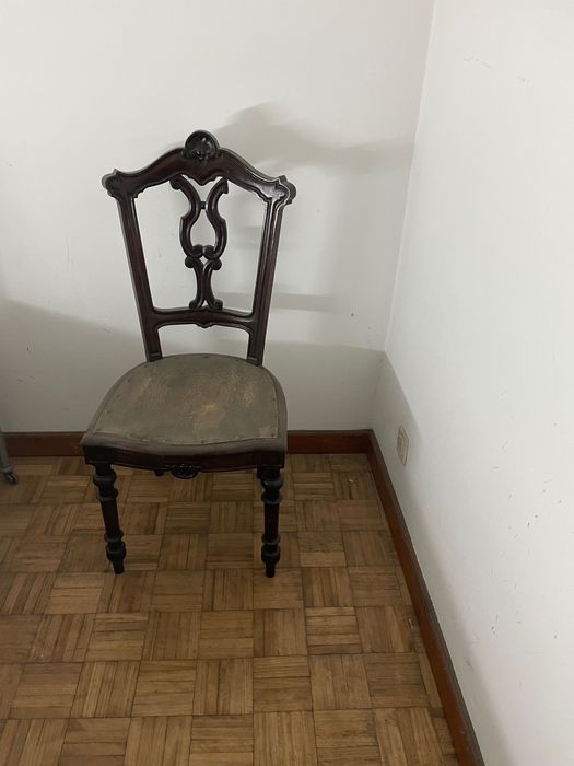 Cadeiras antigas usadas