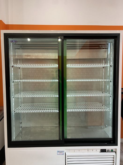 Szafę chłodniczą dwudrzwiową marki RAPA – model SCH-SR 1600.