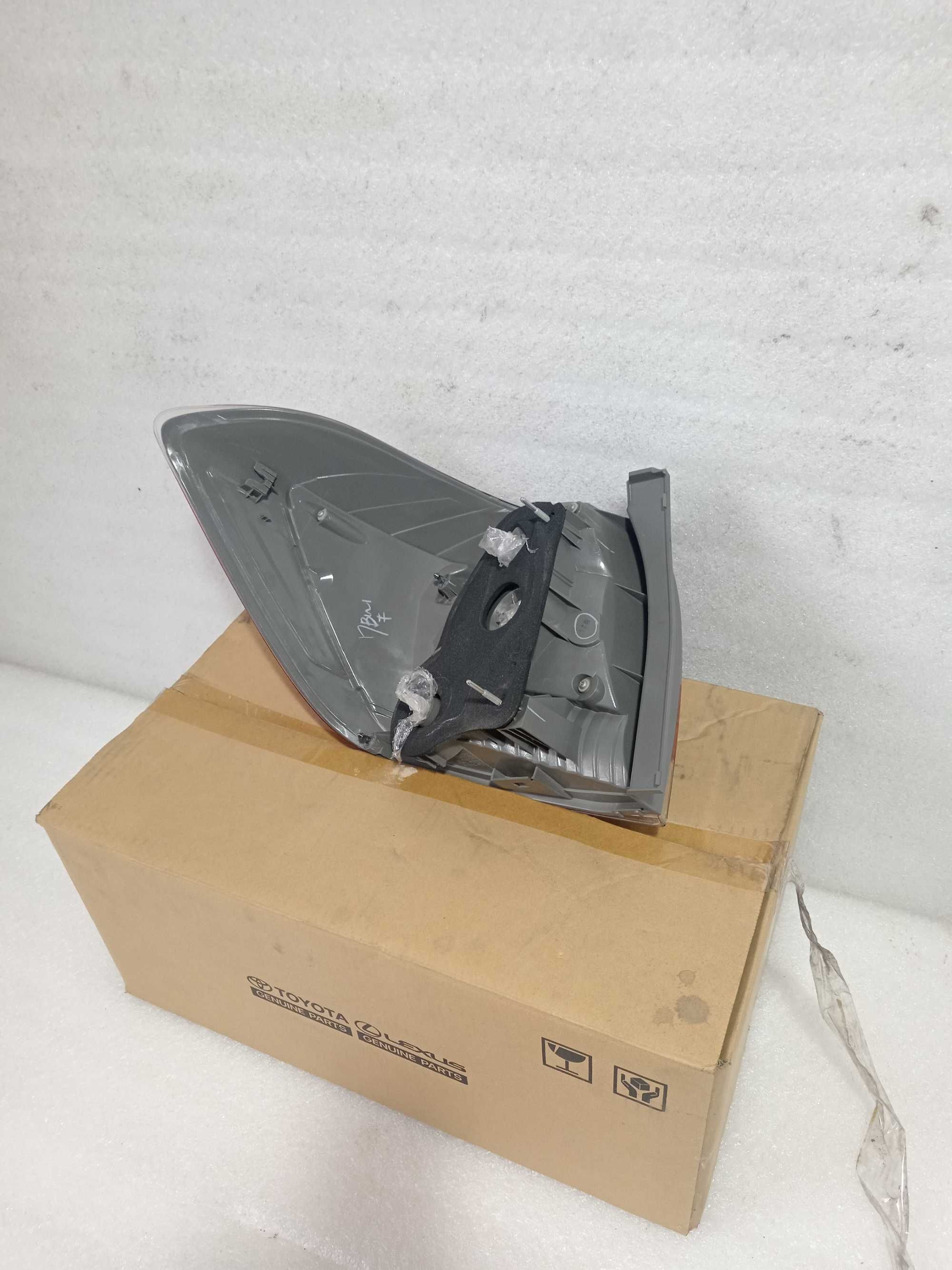 оригінальний Toyota (задній ліхтар) з номером деталі 81560-0E070.