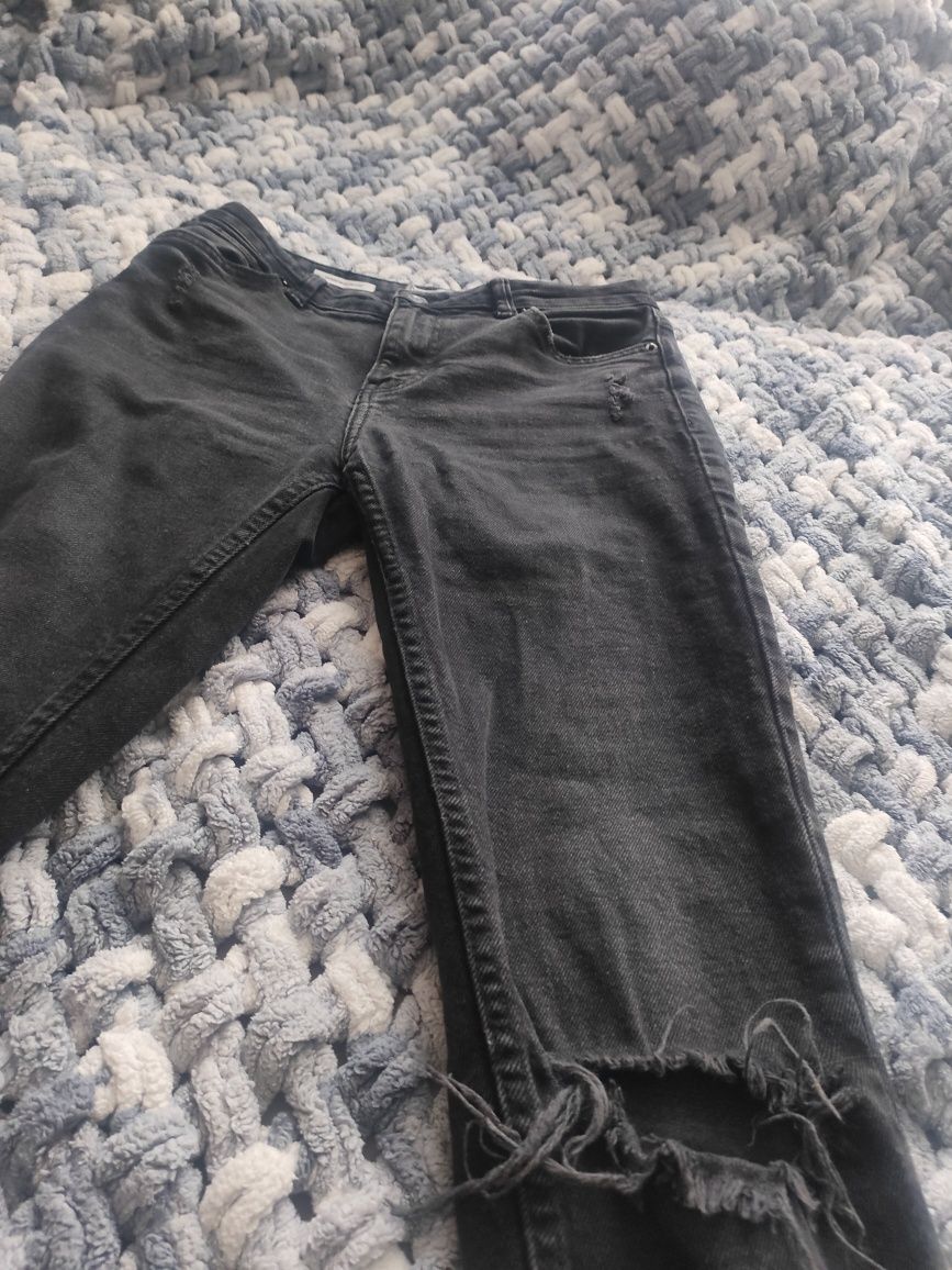 Spodnie jeansowe Bershka czarne z rozdarciami S