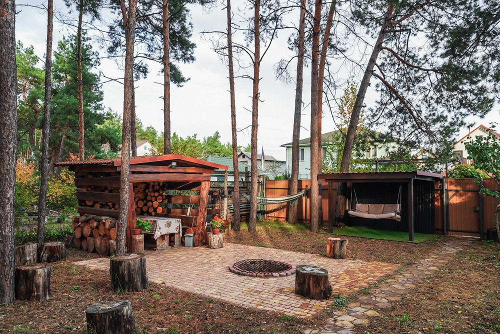 Оренда будинку біля лісу з ванною у спальні, каміном і мангалом.