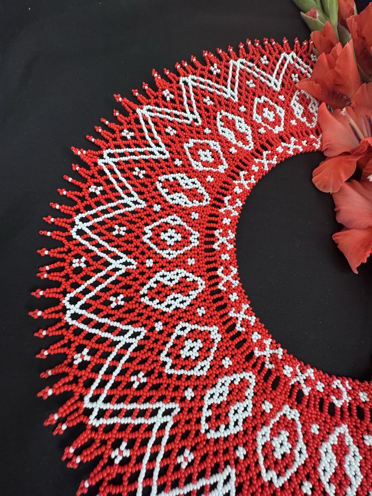 Łemkowska kryza. Krywulka. Naszyjnik z koralików.