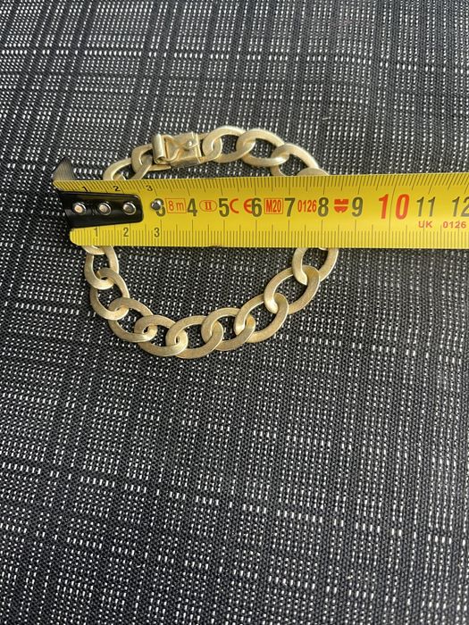 Pulseira feita de moeda antiga não preteia muito raro e maciço e resistente.