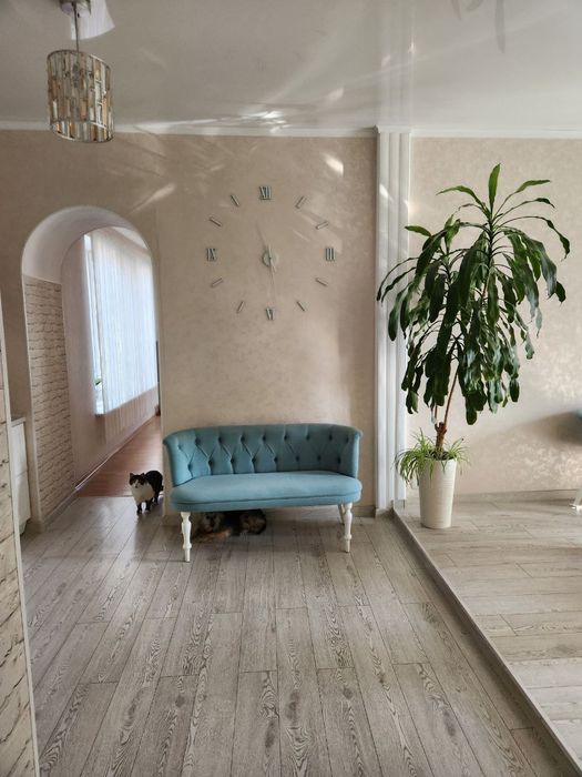 Гарний торг !Терміновий  продаж багато габаритної квартири двох рівнев