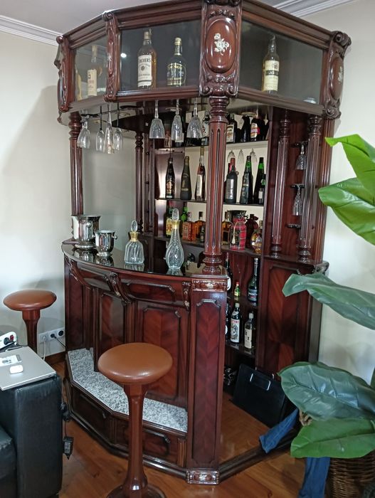 Móvel bar em cerejeira com 2 bancos  prateleiras cima por baixo em  fr