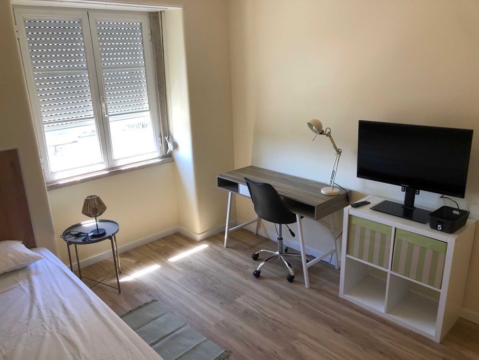 Quarto Individual | Algés | Contrato | Limpeza Semanal incluida