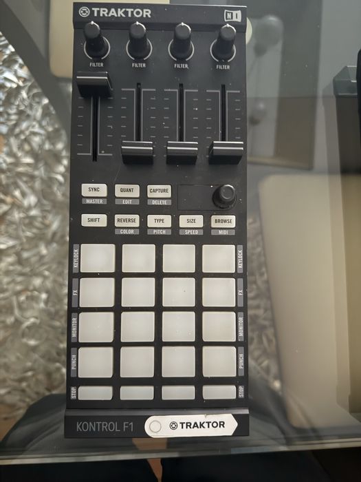 Controlador para  Traktor. (Kontrol F1 )
