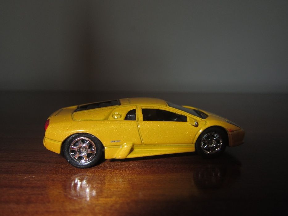 Carrinho de brincar amarelo com fundo preto - Lamborghini Murciélago