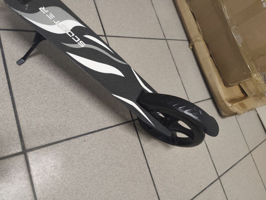 Nowa hulajnoga na dużych kołach z hamulcem ręcznym