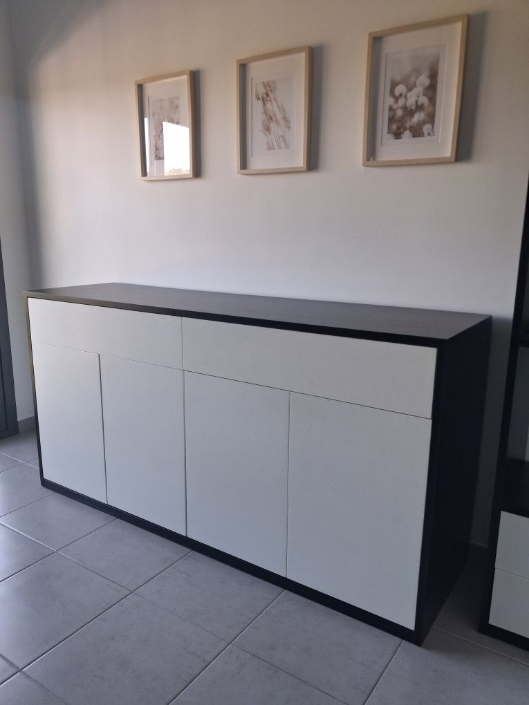 Aparador com 2 gavetas e 4 portas