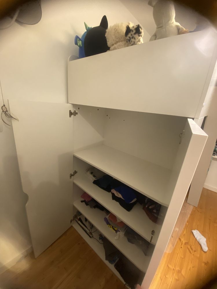 Łóżko piętrowe z biurkiem i szafą
