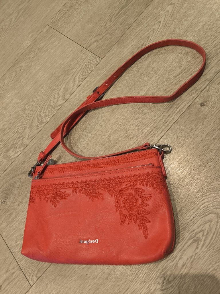 Torebka listonoszka damska Desigual czerwona 29x19