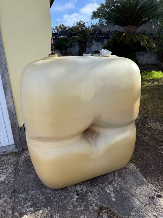 GRÁTIS. Ofereço deposito gasoleo capacidade 1.000 lit.