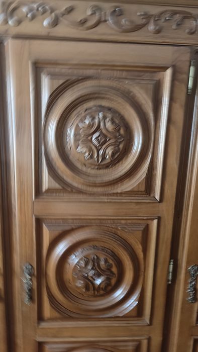 Armário 3 portas em madeira bom estado