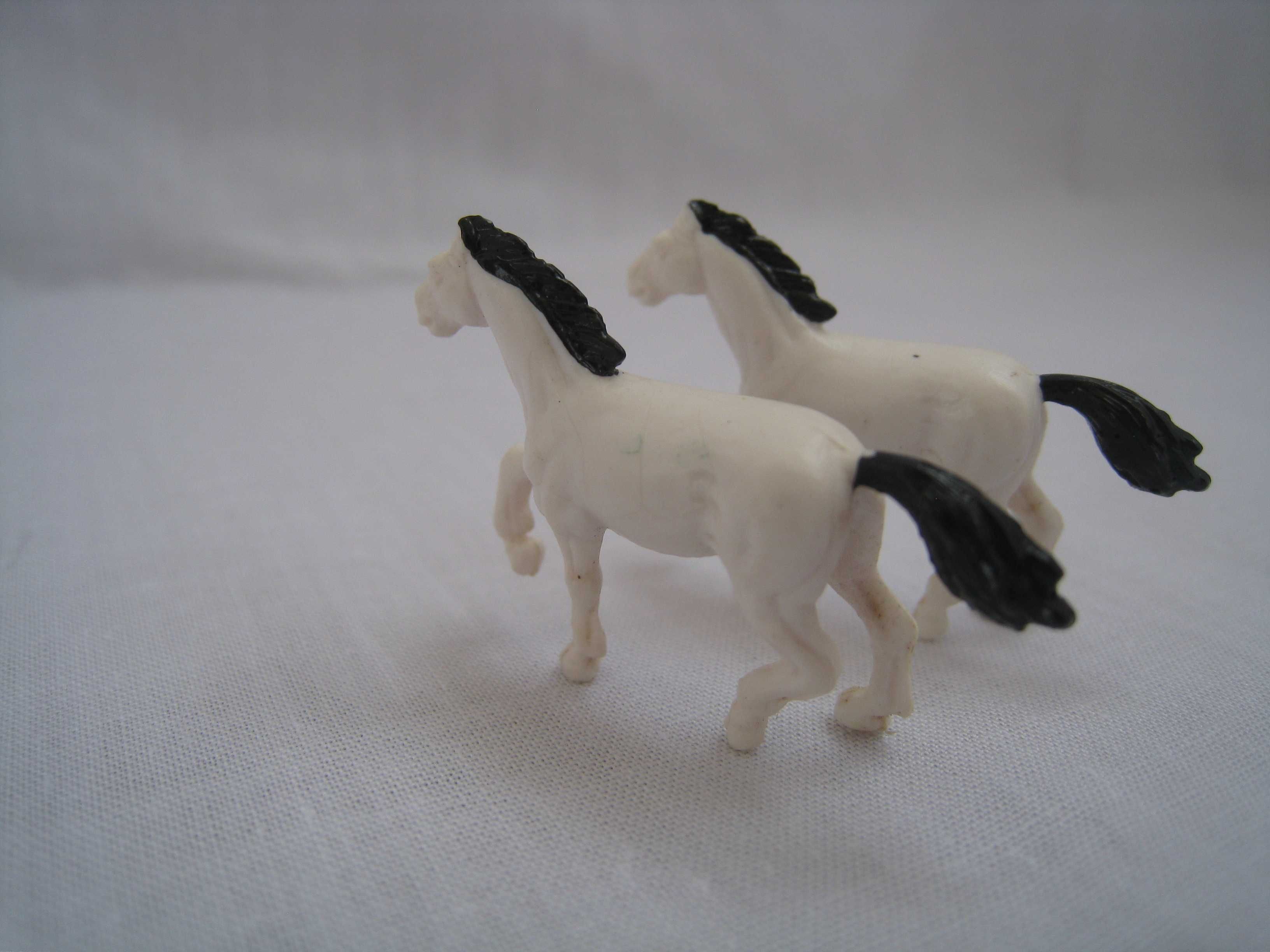 Colecção de 2 cavalos em miniatura