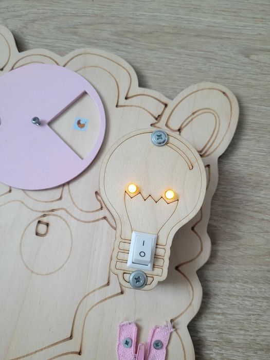 Tablica manipulacyjna z imieniem magic wood