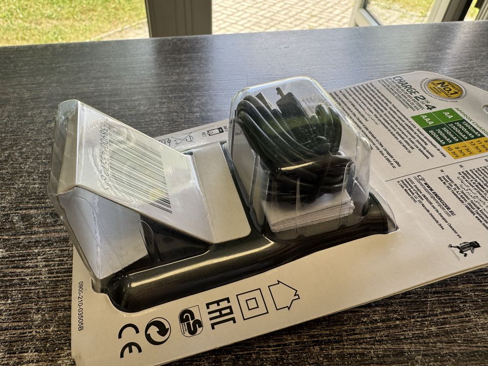 Ładowarka Energizer + 4 akumulatorki 1300mAh + kabelek