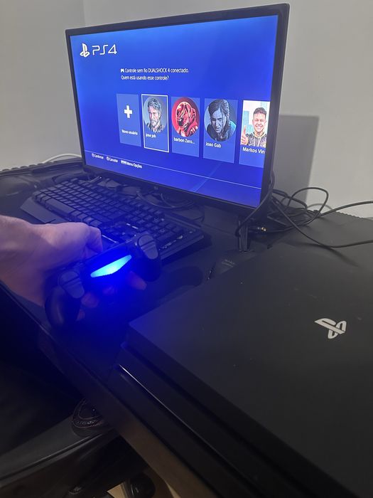 Ps4 com um controle , tv, mouse e teclado