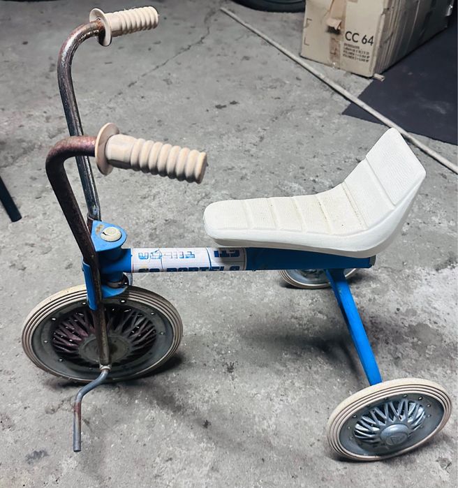 Triciclo antigo vendido como esta