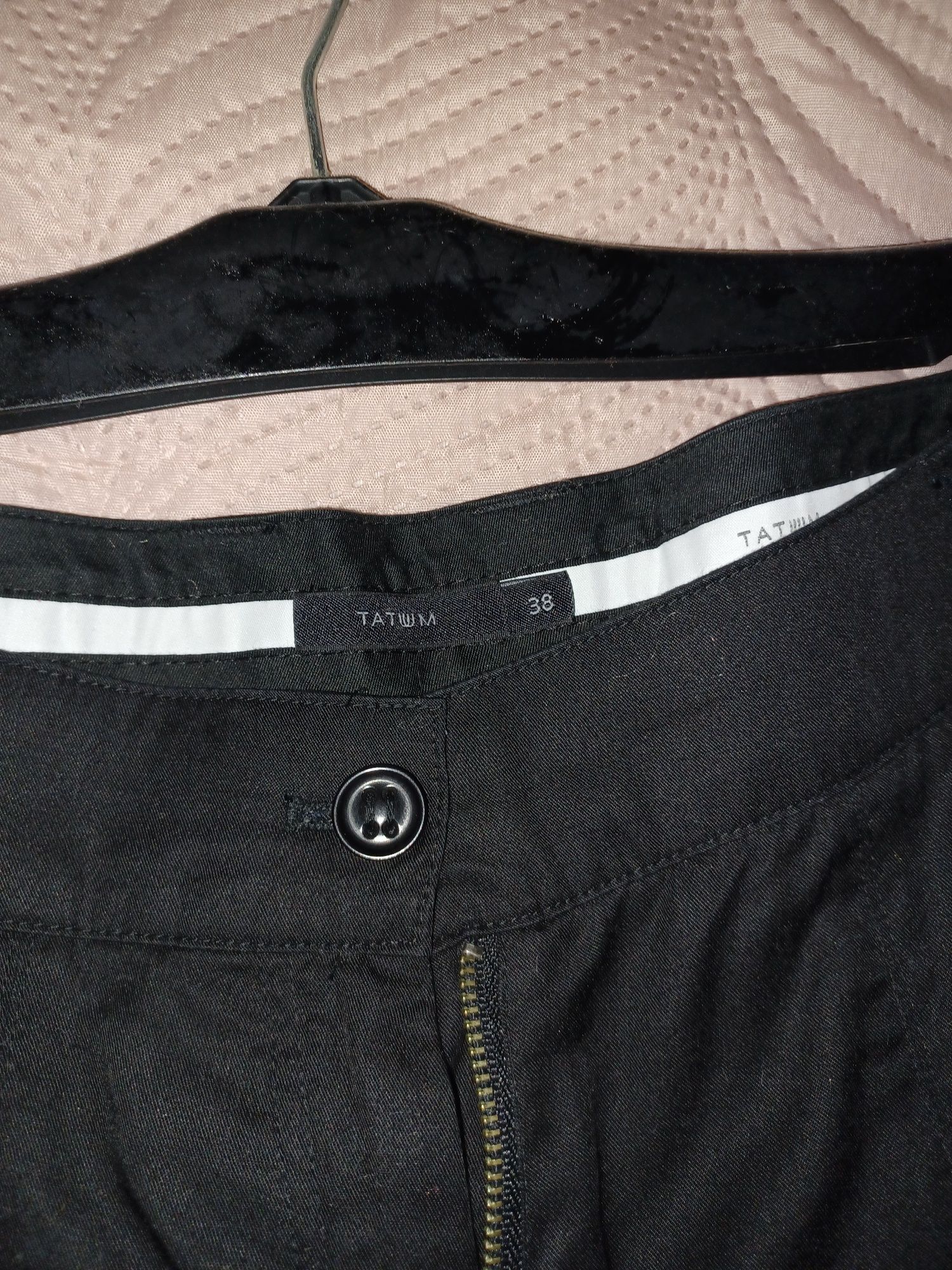 Czarne spodnie damskie z opuszczonym krokiem  Tatuum M