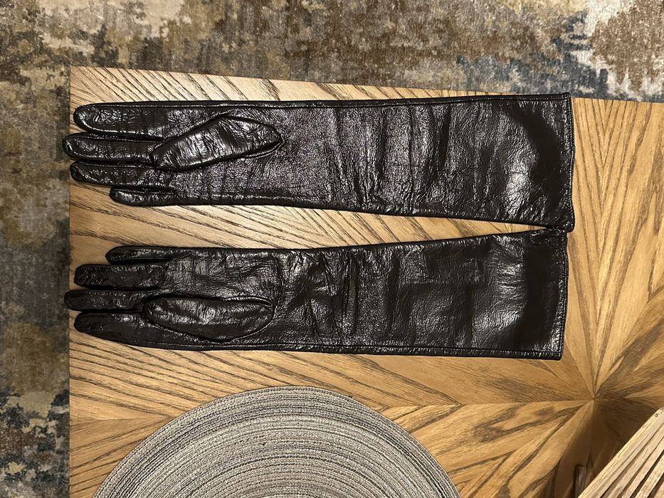 Кожаные лакированные длинные перчатки