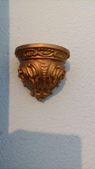 Mísula pequena nova e cruz em madeira