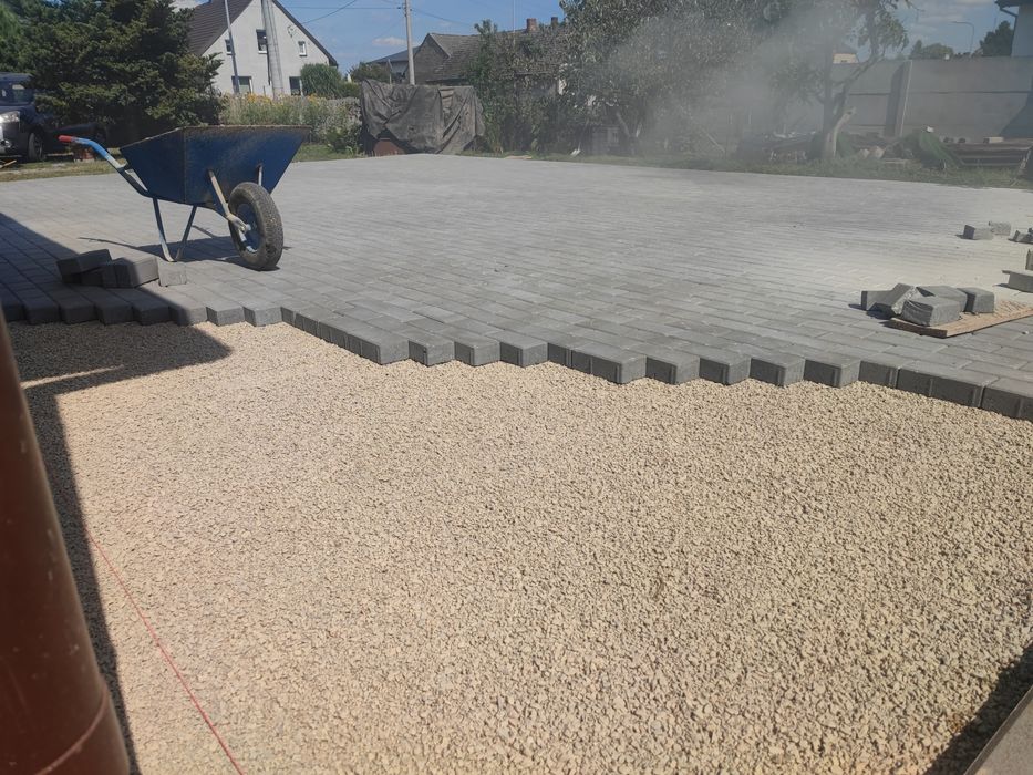 Układanie kostki brukowej obrzeży krawężnika budowa dróg