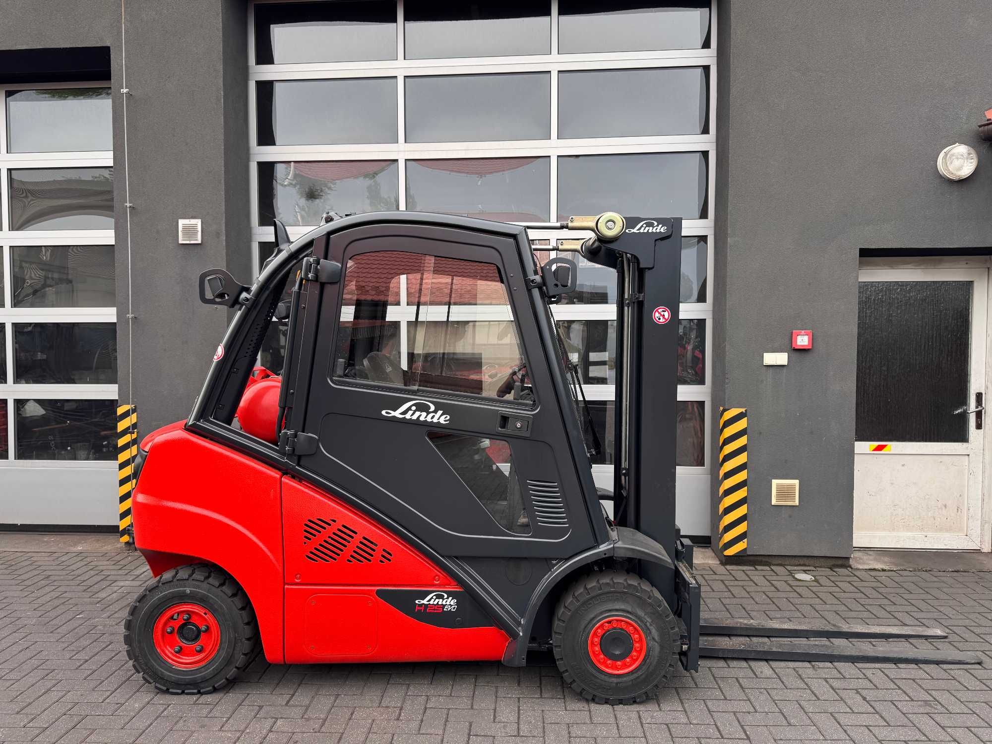 Wózek widłowy Linde H25T-02 2014 rok TRIPLEX KABINA 022