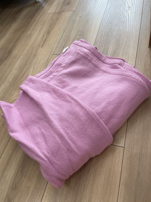 Różowy koc z rękawami i kieszeniami