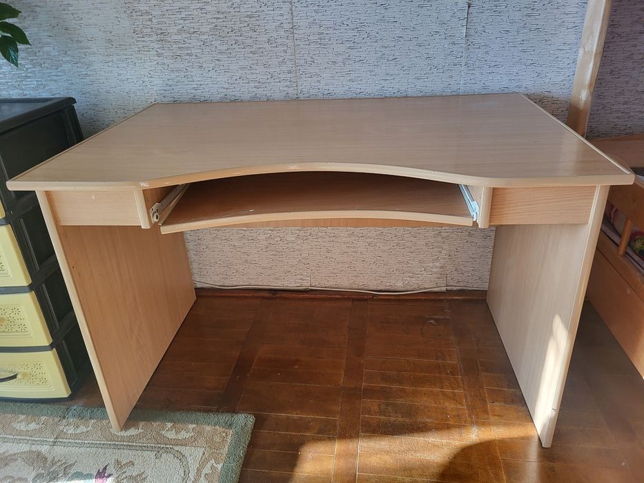 Компютерний стіл в чудовому  стані