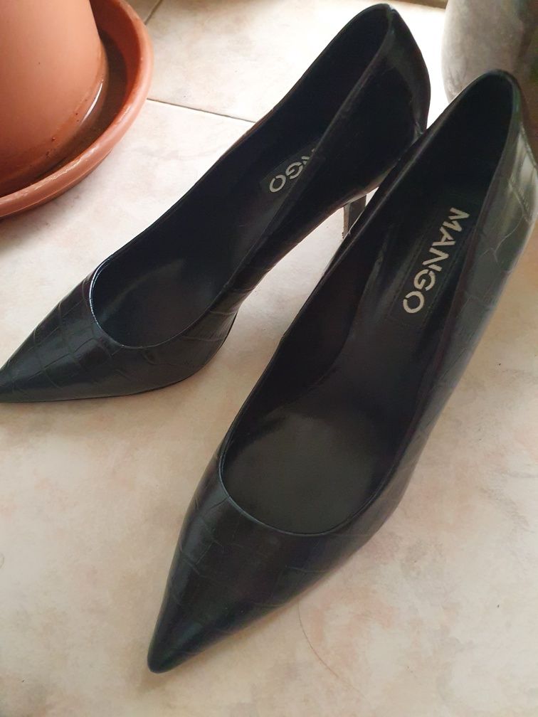 Sapatos pretos Mango
