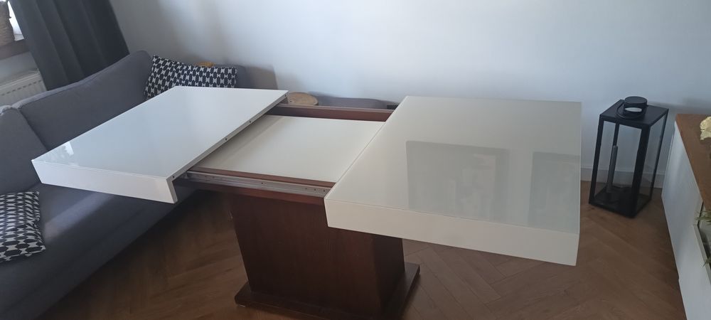 Stół do salonu biały