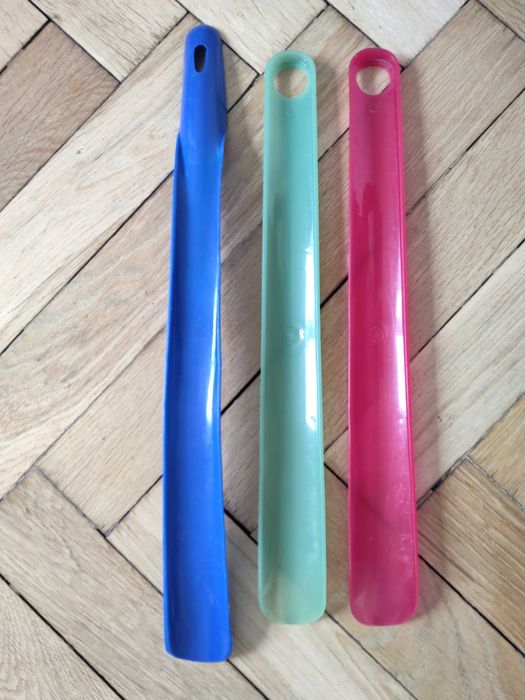 Łyżki do butów z długim trzonkiem, trzy sztuki za 6 zł.