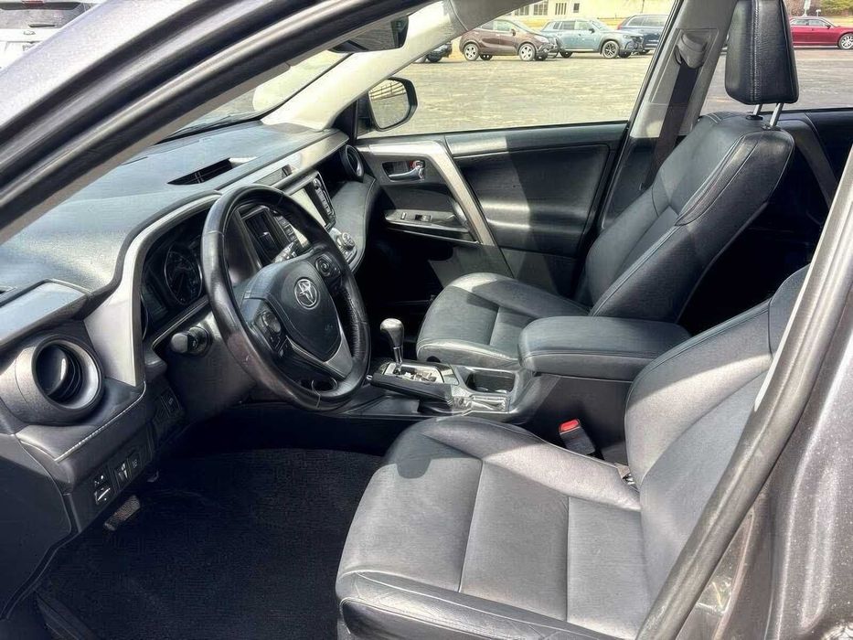 Toyota RAV4 Hybrid Limited      2017