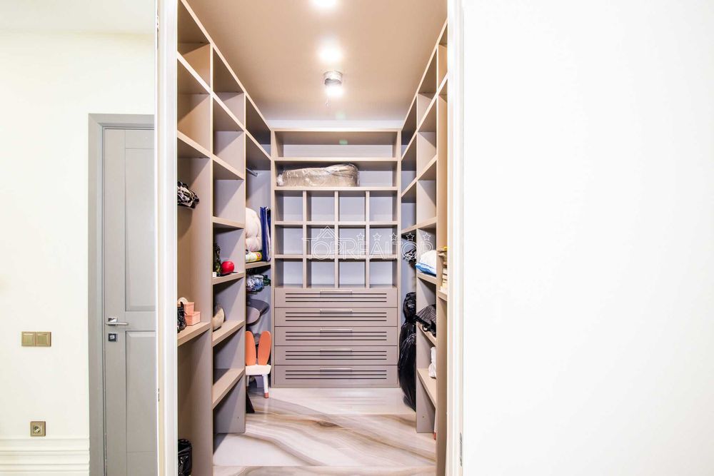 У продажі сучасний будинок с басейном в селищі Лісне! Без комісії!