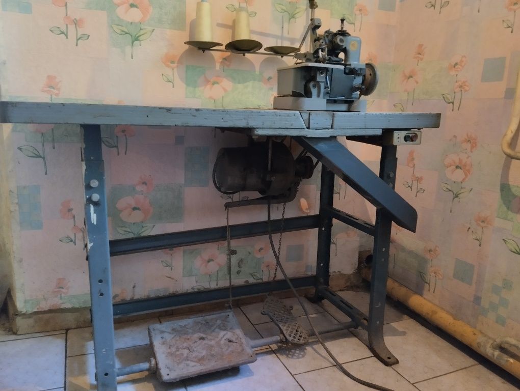 Оверлок промышленный с столом