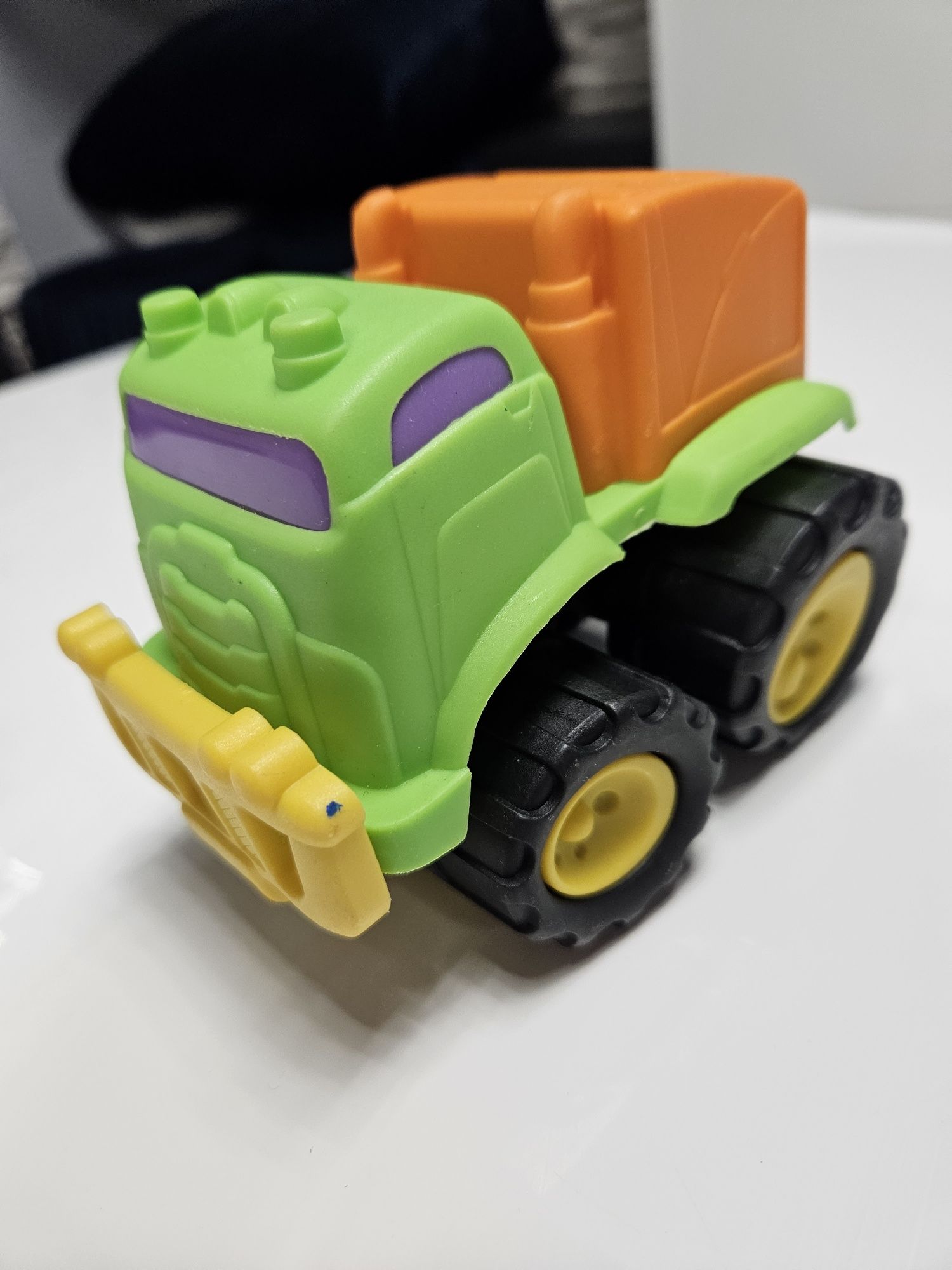 Plastikowe autko ciężarówka zabawka