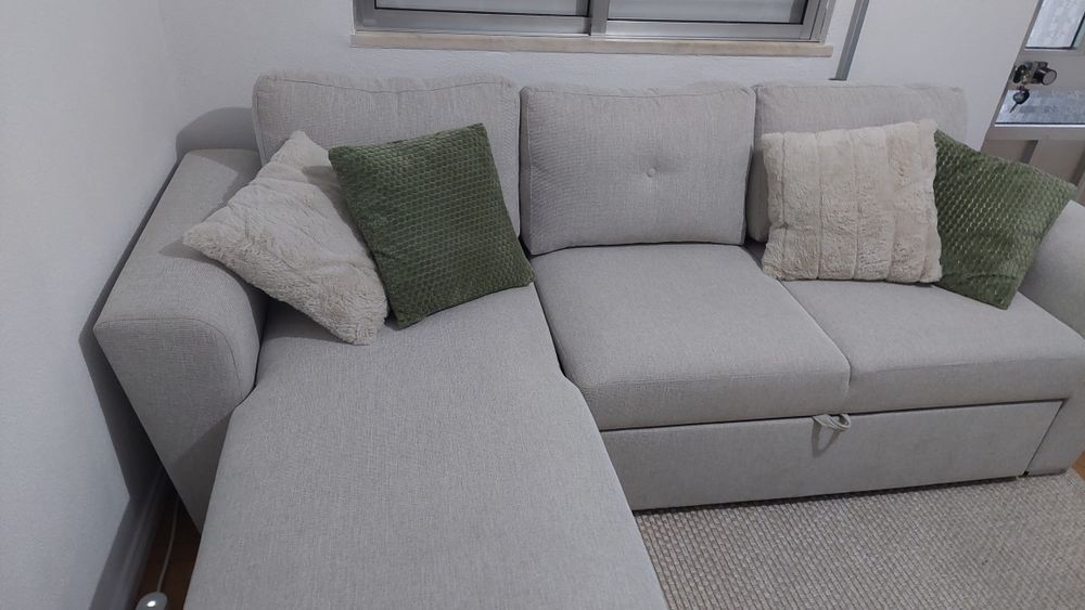 Sofá-cama chaise longue, em tecido cor areia claro.  Novo,