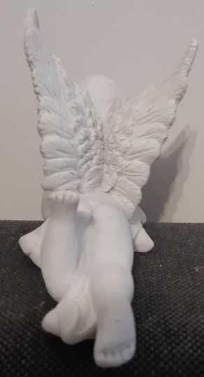 Anioł biały, aniołek leżący z kulą LED na baterie