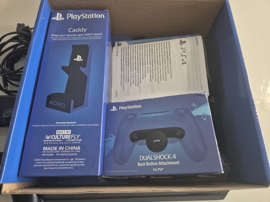 PS4 PRO CUH-7216B + 2 pady + gry