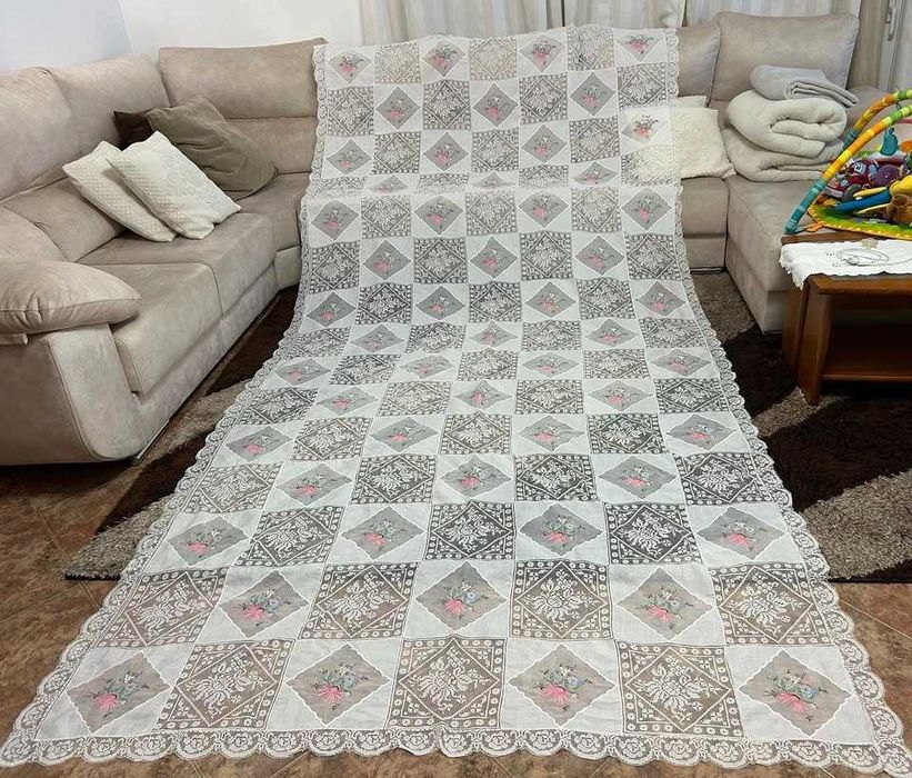Toalha de mesa Madeira ,linho fino e organza, entremeios de renda Filé