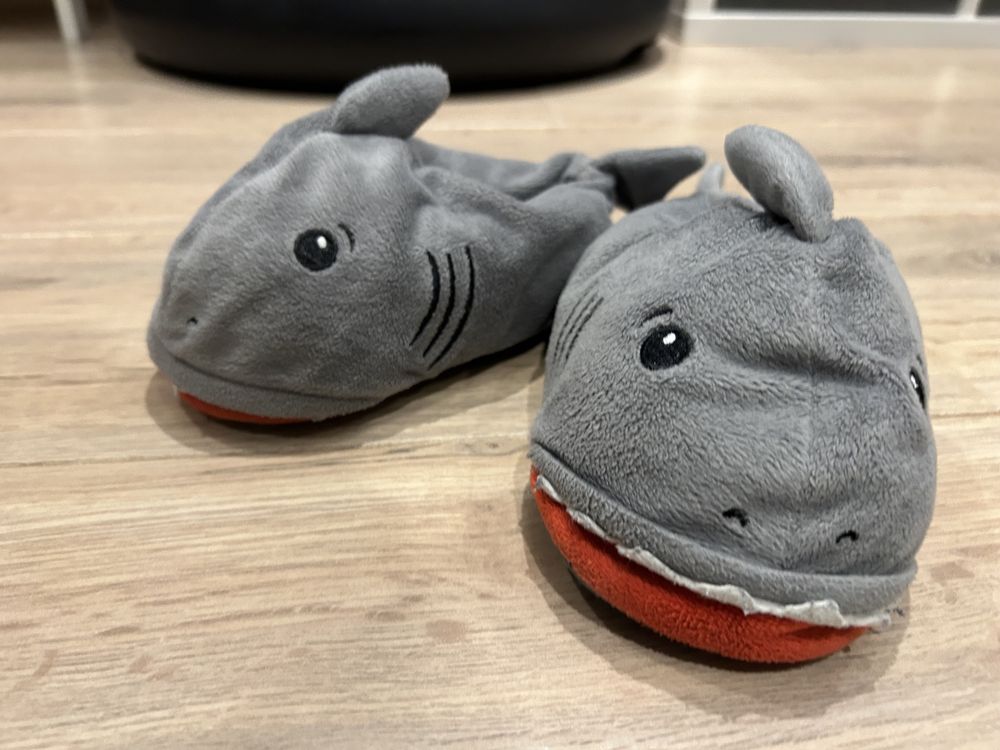 Kapcie r 28 antypoślizgowe ciepłe rekiny h&m